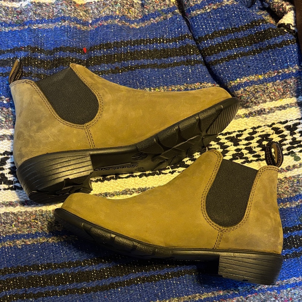 Blundstone Taupe Ankle Boots NWOT (No box) brand new